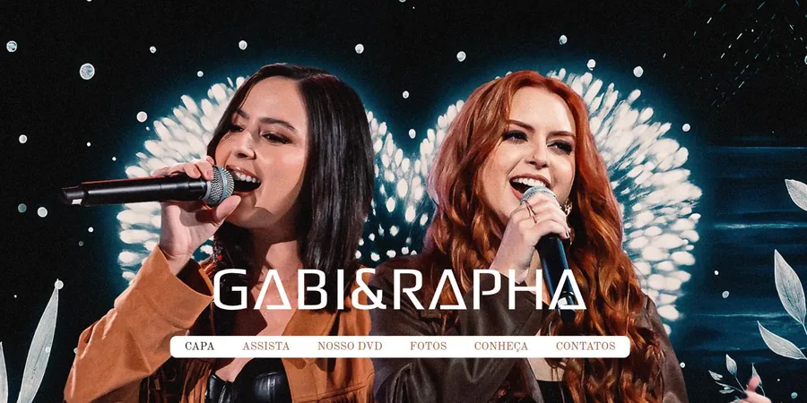 Capa do site oficial de Gabi e Rapha, com a dupla cantando lado a lado no palco