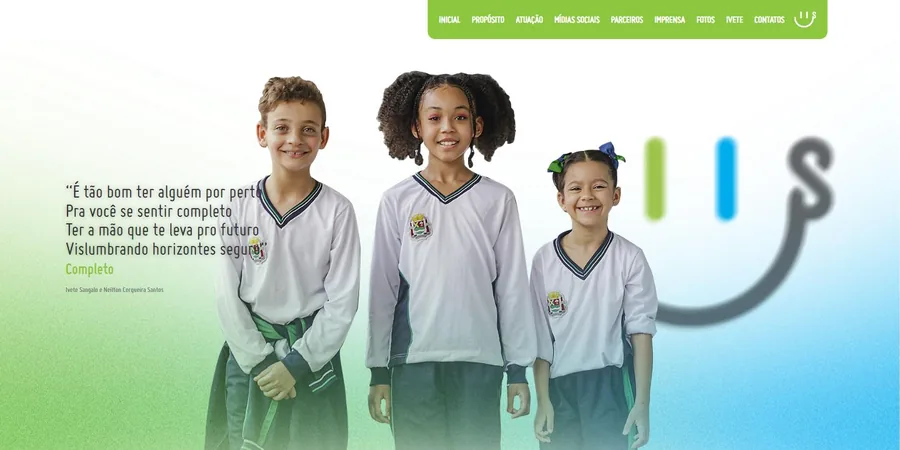 Home do site do Instituto Ivete Sangalo, com crianças uniformizadas e o verso que abre a página