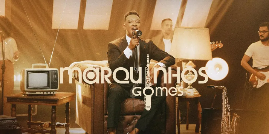 Capa do site oficial de Marquinhos Gomes, com o cantor sentado em poltrona ao lado da banda